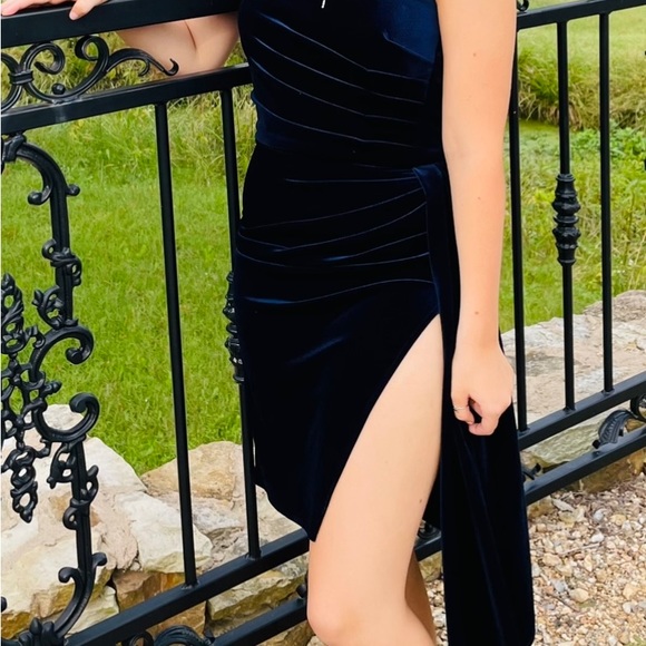Homecoming Dress. Only worn once. Size 4. Navy blue. - Picture 3 of 3